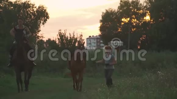 两个在户外骑马的女孩视频的预览图