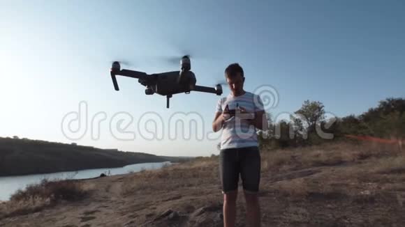 在岸上使用无人机的人视频的预览图