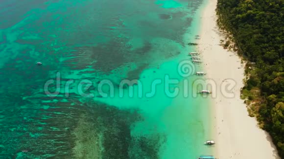 热带海滩和绿松石泻湖水视频的预览图