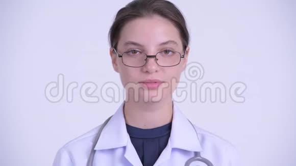 脸上洋溢着幸福的年轻美女医生的微笑视频的预览图
