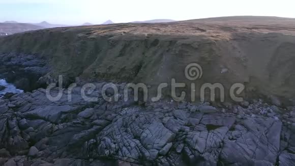 梅内拉拉赫和布林拉克之间的海岸线爱尔兰多尼加尔县的特拉纳克洛克视频的预览图