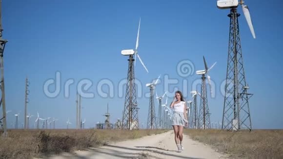 一位年轻女子正在路上行走视频的预览图