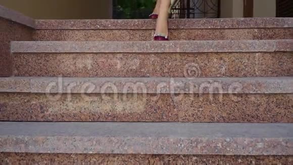 城市街道上美丽的女性腿视频的预览图