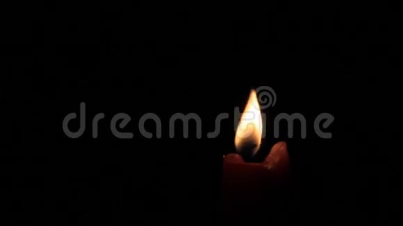 黑色背景下的蜡烛火焰视频的预览图