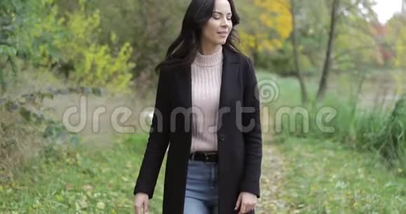 女人在公园里散步视频的预览图