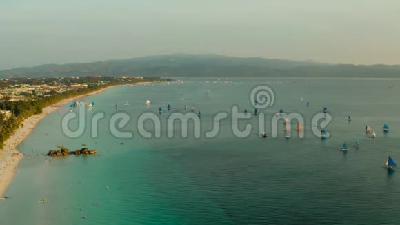 菲律宾长滩岛热带海滩和帆船视频的预览图