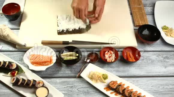 男性手准备寿司视频的预览图