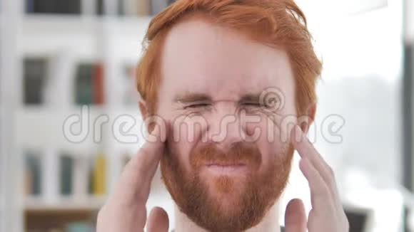 带头痛的沮丧的红发男子视频的预览图