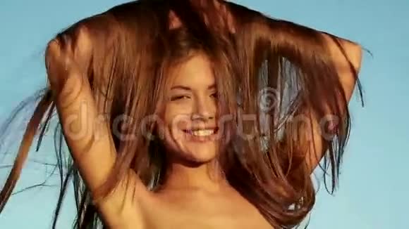 长棕色头发的漂亮女孩视频的预览图