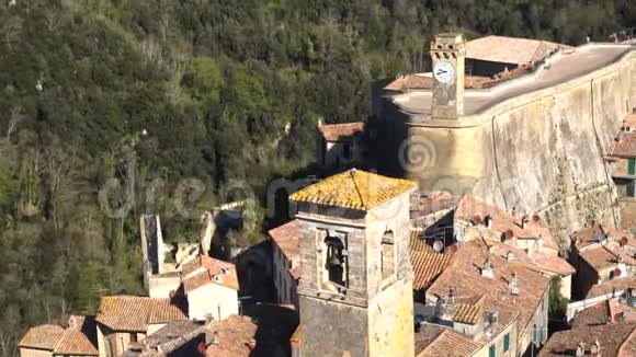 意大利中世纪小镇索拉诺的屋顶视频的预览图