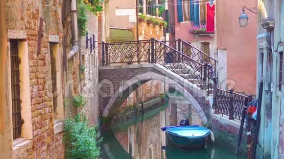 威尼斯的运河和桥梁视频的预览图