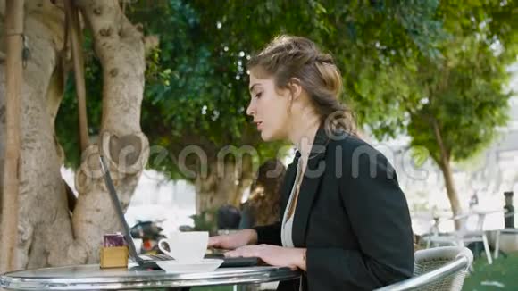 商务女性坐在咖啡馆里在笔记本电脑上工作打电话视频的预览图
