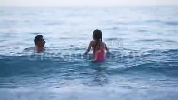 快乐的父亲和他可爱的小女儿在海滩视频的预览图