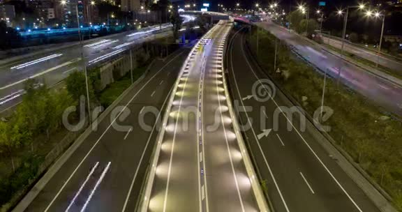 交通和道路的夜景时间推移长时间暴露4K视频的预览图