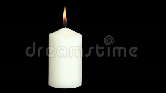 两支蜡烛和闪烁的火焰视频的预览图
