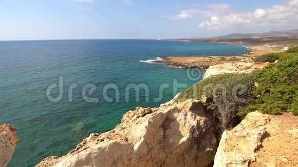 美丽的海洋景观塞浦路斯岛与岩石海岸视频的预览图