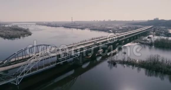 鸟瞰大桥上的城市交通乌克兰基辅达尼茨基大桥视频的预览图