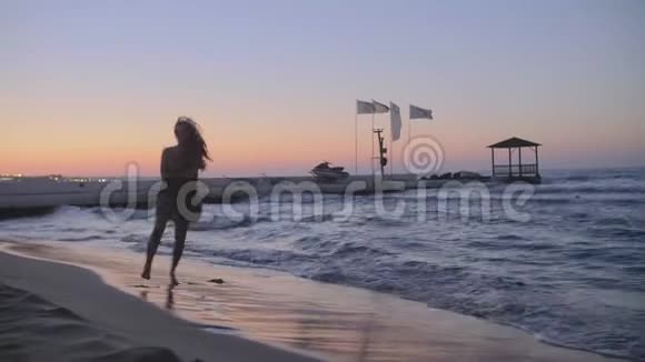 女孩在海滩上跳舞视频的预览图