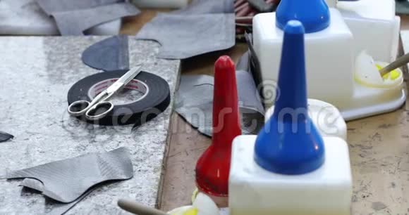 制鞋者大师工匠工人是在一个小的阁楼里制造生产鞋子视频的预览图