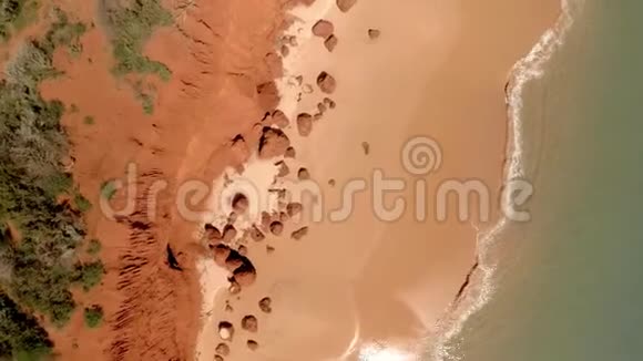海岸线和有悬崖的大海视频的预览图