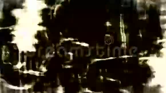 金色闪亮的灰色电影领袖与划痕闪烁运行视频的预览图