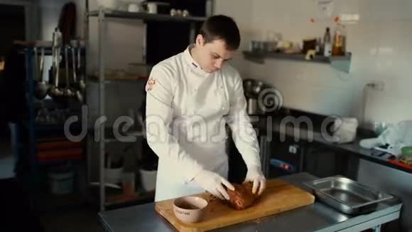 专业厨师在餐厅厨房的砧板上准备带有香料的排骨视频的预览图