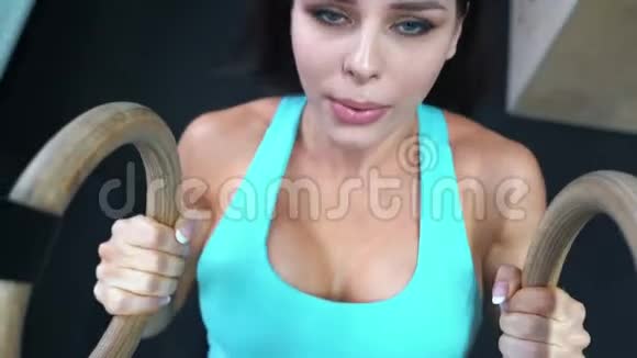 年轻的成年女孩在健身房锻炼视频的预览图