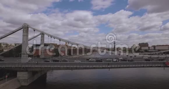 俄罗斯莫斯科中部地区的鸟瞰图横跨莫斯科河的大桥高尔基公园交通繁忙的船只视频的预览图