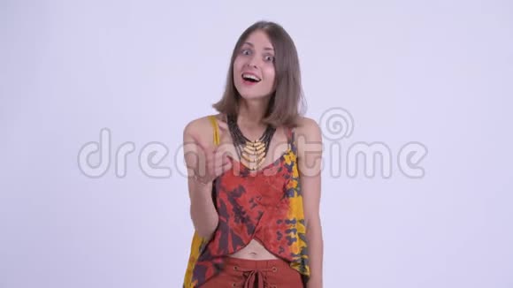 快乐年轻漂亮的时髦女人竖起大拇指视频的预览图