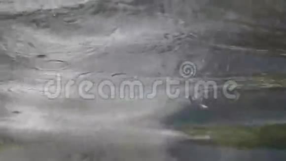 雨水落在水面上视频的预览图