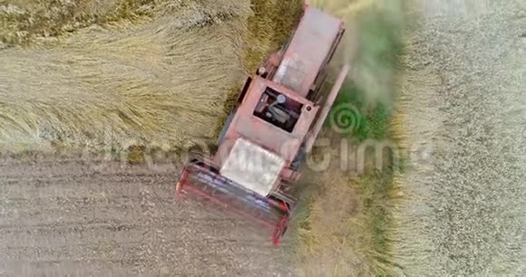 收获联合收割机收割小麦视频的预览图