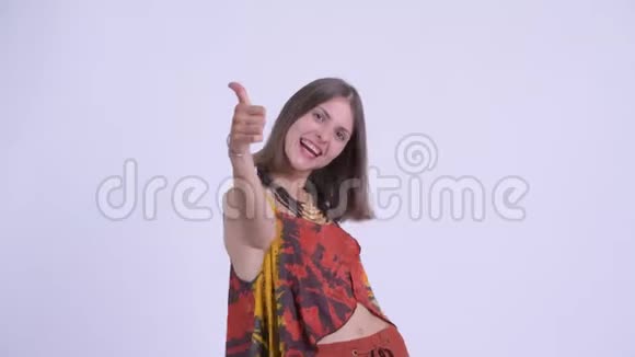快乐年轻漂亮的时髦女人竖起大拇指视频的预览图