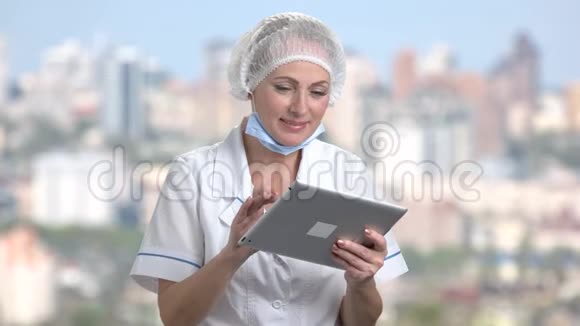 女医生用电脑平板电脑视频的预览图