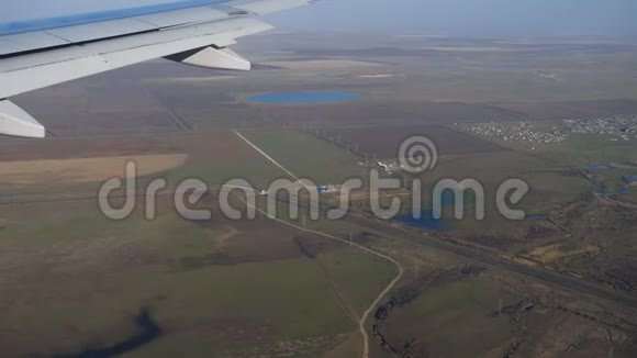 从下降的飞机上可以看到空中景色视频的预览图