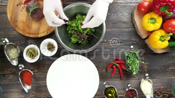 新鲜生菜放在碗里视频的预览图
