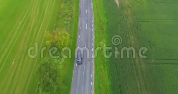 绿色乡村航空和汽车驾驶通过4K视频的预览图