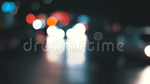 散焦夜城交通灯视频的预览图