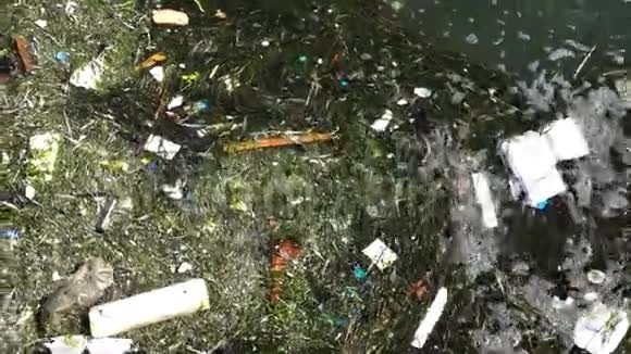 漂浮在水面上的垃圾和垃圾视频的预览图