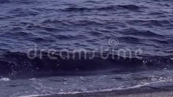 在海上缓慢的波浪运动视频的预览图