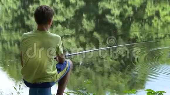 十几岁的孩子在池塘上钓鱼竿视频的预览图