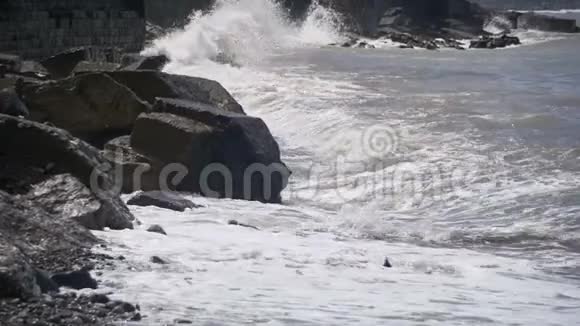 大浪在石滩上翻滚慢动作视频的预览图