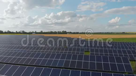 太阳能电池板农场的鸟瞰图无人驾驶飞机飞越太阳能电池板领域可再生绿色替代能源视频的预览图