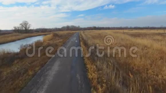 冬天的乡村公路视频的预览图