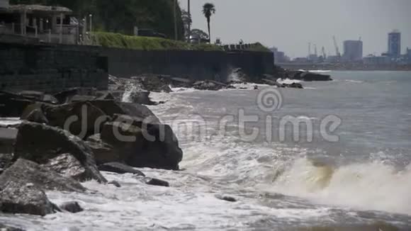 大浪在石滩上翻滚慢动作视频的预览图