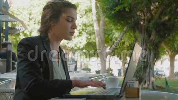 商务女性坐在咖啡馆里在笔记本电脑上工作打电话视频的预览图