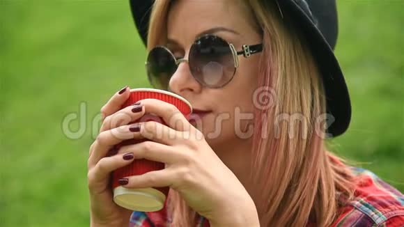 咖啡杯的女孩视频的预览图
