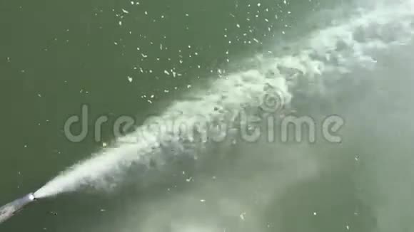 从许多水龙头中流出的水流溅起晶莹的水珠视频的预览图