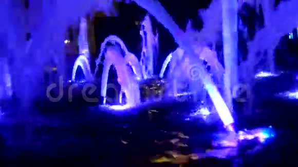 城市喷泉夜间照明用水视频的预览图