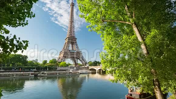 日出时带埃菲尔铁塔的巴黎塞纳河视频的预览图