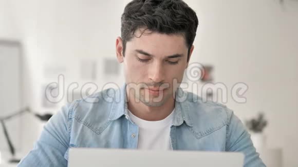 关闭在笔记本电脑上工作的临时青年视频的预览图